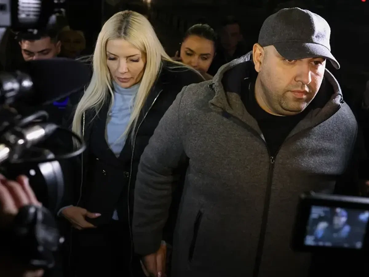 Laura Vicol și Vladimir Ciorbă fotografiați în prezența camerelor de presă.
