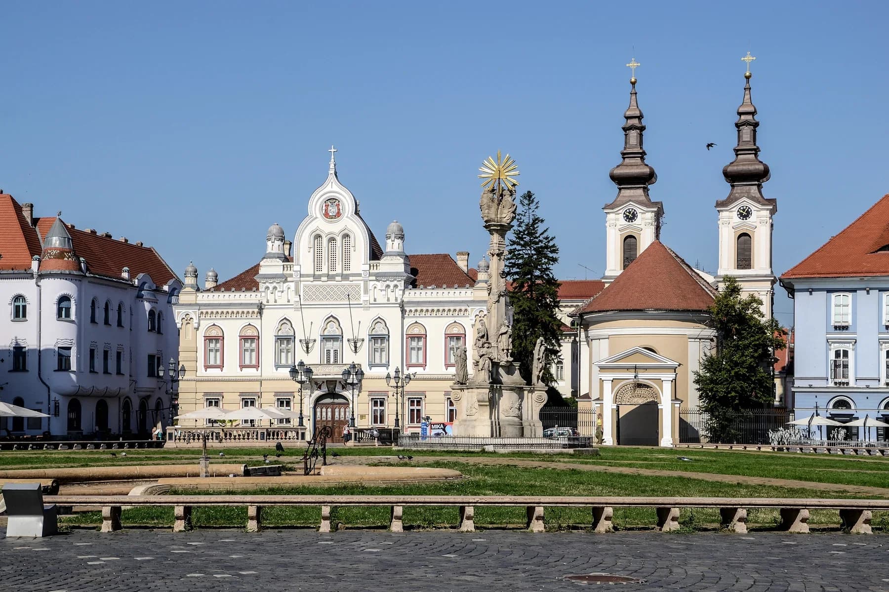Piața Unirii din Timișoara într-o zi luminoasă.