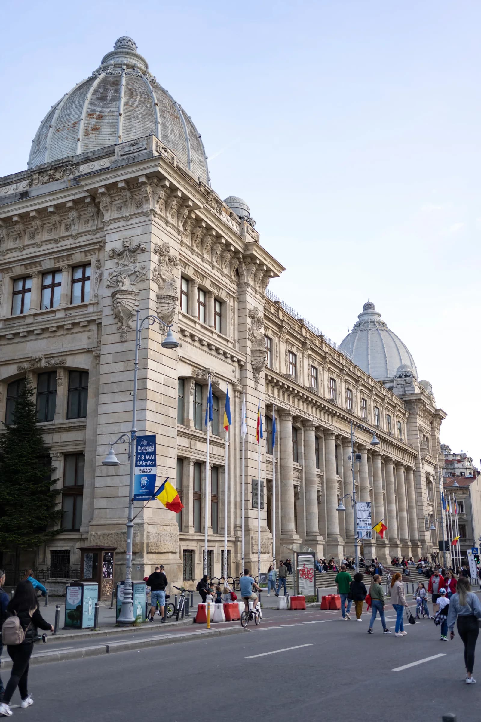 Clădire instituțională monumentală din București.